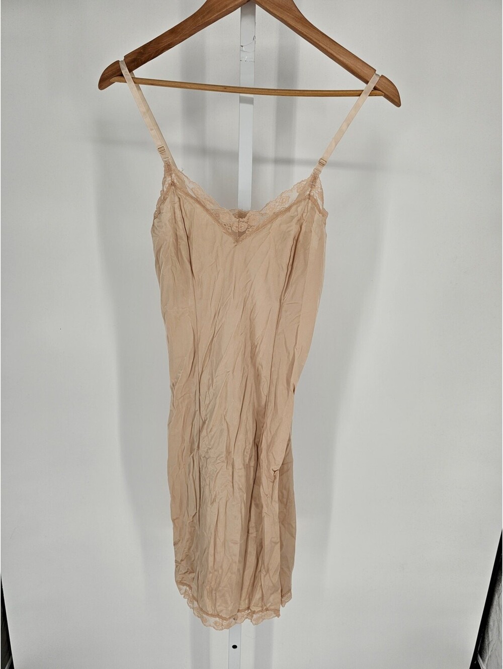 Vintage 1980s Body Chic Womens Sz 34 Nylon Nightgown Beige w/ Lace Trim